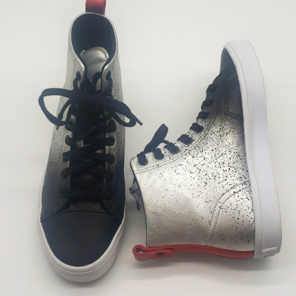 ADIDAS WOMAN SIZE 8 1/2 COLOR BLACK AND SILVER USED